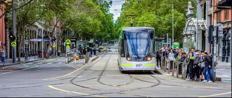 Bonde elétrico em Melbourne, na Austrália, cheio de pessoas esperando