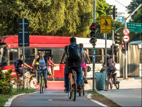 ciclistas pedalam em ciclovia na cidade de são paulo