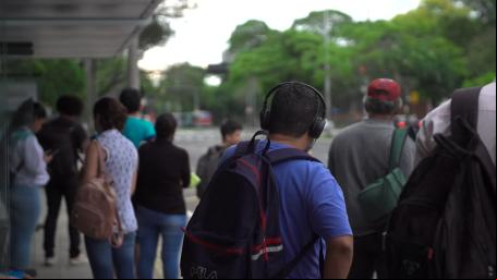 Pessoas no ponto de ônibus