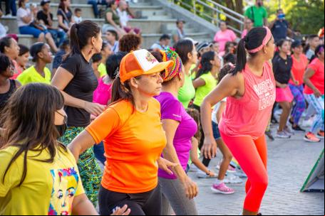 pessoas em Aula de dança ao ar livre