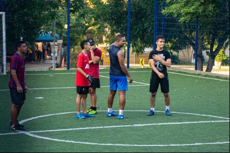 Jogadores fazem um intervalo em uma partida de futebol no Parque Sagrado Corazon em Barranquilla