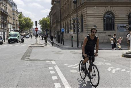 homem pedala bicicleta em Paris