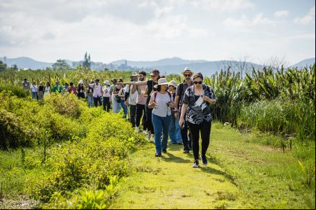 pessoas em visita técnica sobre as soluções baseadas na natureza do Parque Orla de Piratininga