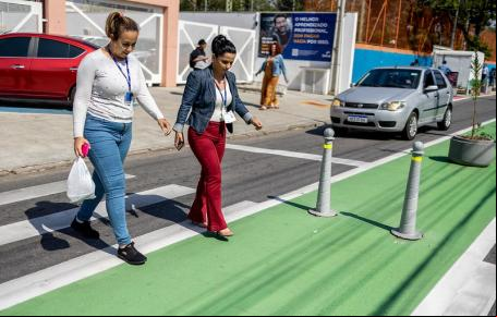 mulheres atravessam rua