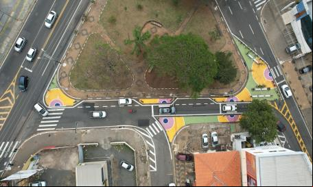 foto aérea de rua com pinturas de urbanismo tático
