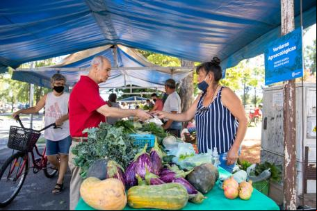 Moradores compram produtos cultivados localmente em um mercado em Rosario, na Argentina