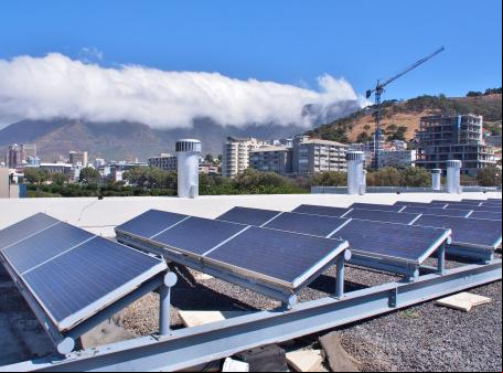 Painéis solares em um terraço na Cidade do Cabo, na África do Sul.