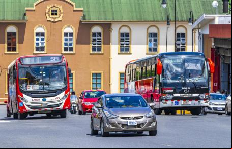 Ônibus e carros compartilham as ruas em San José, na Costa Rica