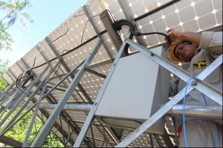 Técnico realiza manutenção em instalação de solar no Pará. Esse tipo de energia tem grande potencial para uma economia de baixo carbono na Amazônia