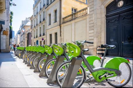 Bicicletas compartilhadas em Paris, na França. Para cumprir sua meta, o país incorporou metodologias de “Orçamento Verde” nos investimentos públicos
