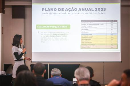 Júlia Freitas, Gerente de Desenvolvimento e Inovação da EPTC durante apresentação de projeto do GT da Qualidade