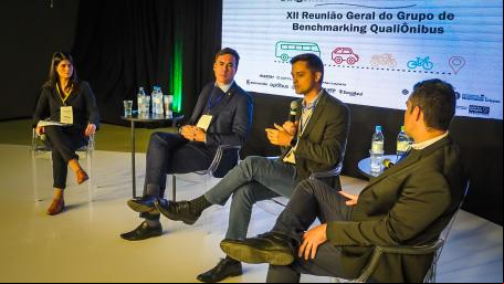 pessoas no palco durante a XII Reunião Geral do Grupo de Benchmarking QualiÔnibus 
