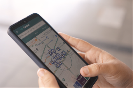 mãos mexendo em smartphone rodando aplicativo para denúncia de assédio