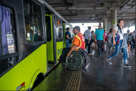 homem em cadeira de rodas embarcando em ônibus