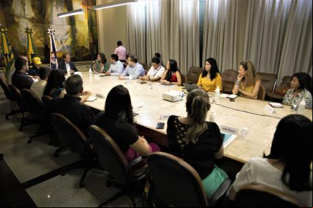 equipe apresenta projeto ao prefeito Dr. Pessoa