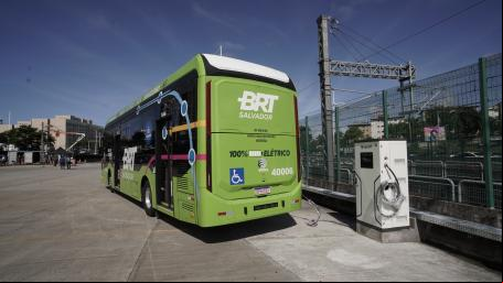 ônibus elétrico ao lado de carregador em Salvador