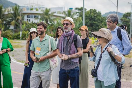 pessoas reunidas em um parque