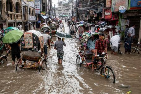Em agosto de 2023, chuvas intensas inundaram as ruas de Chittagong, em Bangladesh.
