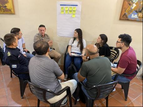 grupo reunido em roda de conversa