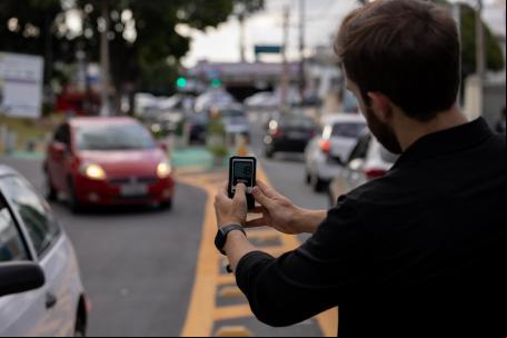 homem aponta medidor de velocidade para carro