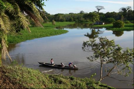 Moradores se deslocam de barco em Letícia, na Colômbia, cidade às margens do Rio Amazonas