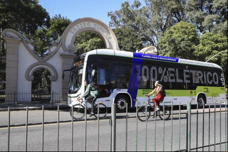 ciclistas am por ônibus elétrico