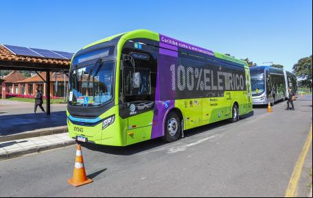 dois ônibus elétricos enfileirados