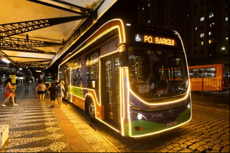 ônibus elétrico com decoração natalina