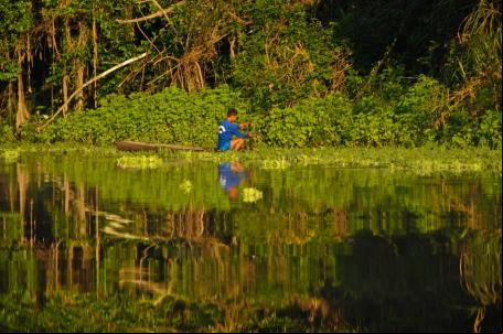 Um morador local pesca na Reserva Natural Pacaya-Samiria, na floresta amazônica do Peru