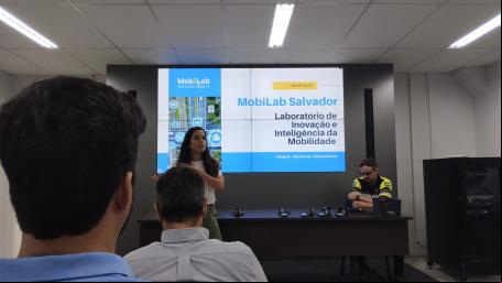 mulher fala sobre mobilidade diante de pessoas