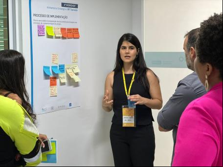 mulher fala para grupo sobre planejamento operacional