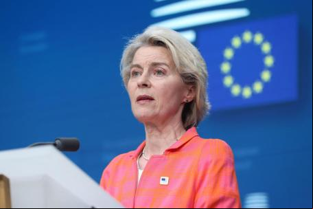 Ursula von der Leyen, que conquistou um segundo mandato como presidente da Comissão Europeia, discursa em uma conferência de imprensa em Bruxelas, Bélgica
