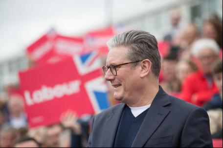 Em uma vitória esmagadora, o Partido Trabalhista do Reino Unido, liderado pelo primeiro-ministro Keir Starmer, venceu as eleições em julho. Foi a primeira mudança partidária no Reino Unido desde 2010