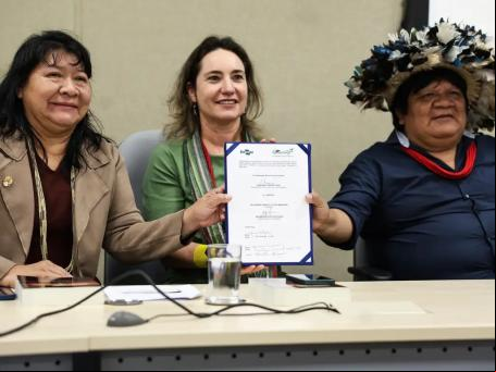 Cerimônia de de protocolo de intenções, entre Embrapa e Povo Indígena Surui. E/D. Presiidente da Funai, Joenia Wapichana, Diretora de Negocios da Embrapa, Ana Euler, Coordenador do (Parlaindio) Cacique Almir Surui
