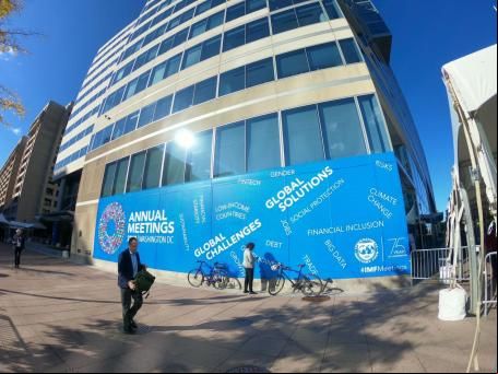 Em Washington, uma placa anuncia as reuniões anuais do FMI e do Banco Mundial. Nos últimos anos, tornaram-se recorrentes os apelos para que bancos de desenvolvimento internacionais como o Banco Mundial desempenhem um papel mais ativo no financiamento climático e no apoio à ação climática