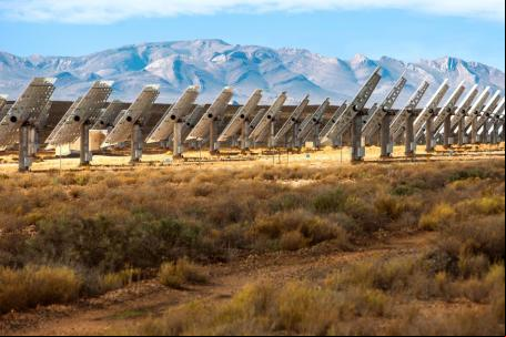 Fileiras de paineis solares absorvem raios solares na Cidade do Cabo, África do Sul. Reformas financeiras globais podem ajudar os países a mobilizar e contribuir com mais financiamento climático para ampliar o uso de energia limpa e outras soluções de baixo carbono (foto: Connect Images/Alamy Stock Photo)