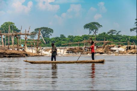 Pescadores da tribo Wagenya em uma canoa no Rio Congo
