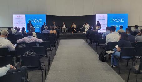 pessoas falando em palco diante de plateia