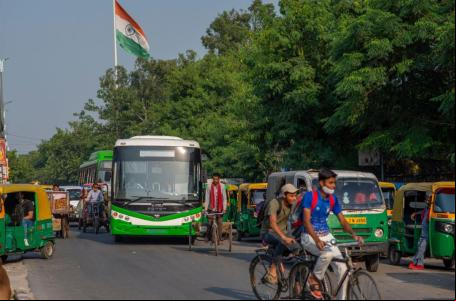 onibus elétrico e bicicleta em nova delhi, na índia