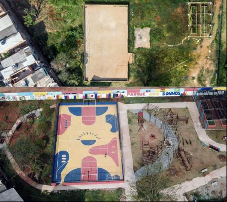 vista aérea antes e depois da construção de um parque