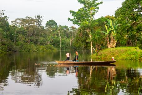 Pescadores retiram peixes do rio na Amazônia peruana