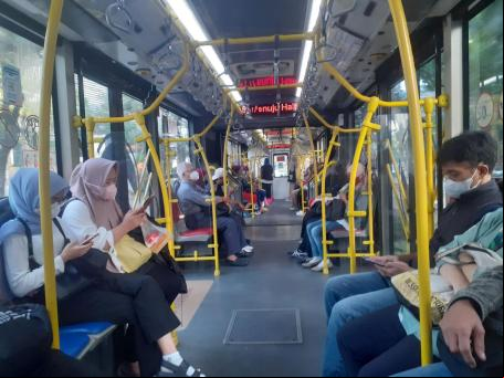 ageiros de um dos ônibus do sistema Transjakarta