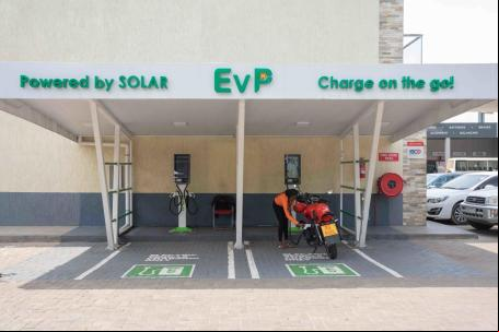 Carregadores movidos a energia solar para motos elétricas em Kigali, Ruanda