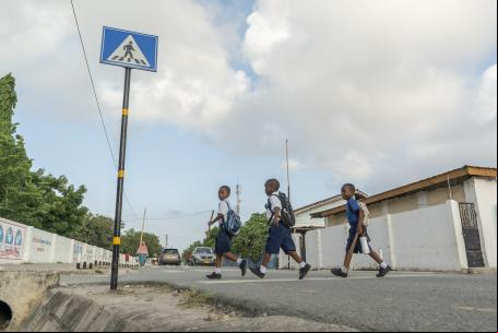 crianças atravessam a rua