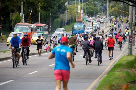 Pedestres e ciclistas aproveitam o programa Ciclovía de Bogotá, que fecha algumas vias ao tráfego de carros aos domingos e feriados;
