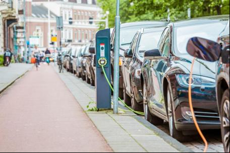 Veículos elétricos em um posto de recarga na calçada em Amsterdã.