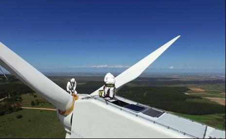 trabalhadores em usina de energia eólica