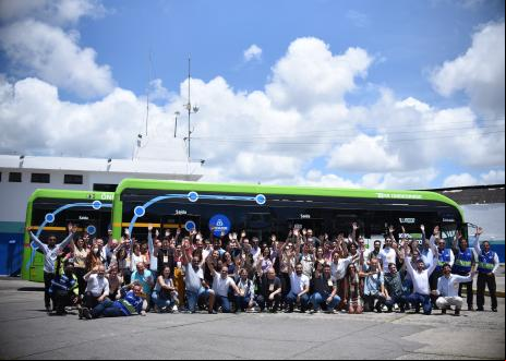 pessoas em frente a ônibus elétrico