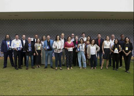 participantes do fórum unicidades posam para foto