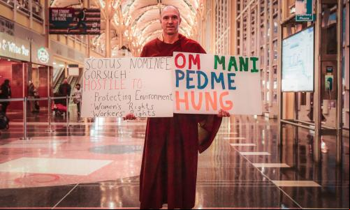 "Om Mani Pe Hung": Manifestante durante Rally para Refugiados no Aeroporto Nacional Ronald Reagan, em Washington (EUA), em fevereiro (Foto: Geoff Livingston/Flickr)